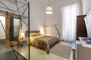 莱切Dongiovanni Suite的一间卧室设有一张床和玻璃墙