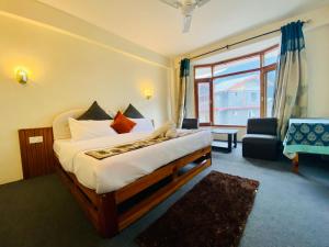 马拉里Hotel Hamta View Manali !! Top Rated & Most Awarded Property in Manali !!的酒店客房设有一张床和一个大窗户