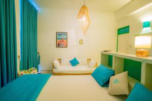 亭可马里Trinco Beach by DSK的客厅配有床和沙发