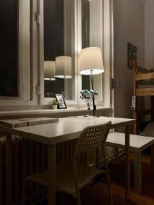 诺维萨德Hostel Stari Grad的桌子,椅子和灯在房间里