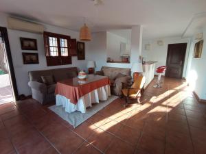 马拉加Apartamento en Villa con Piscina的客厅配有桌子和沙发