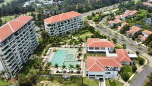 岘港Blue Sky & Villas Beach Resort的享有带游泳池的度假村的空中景致