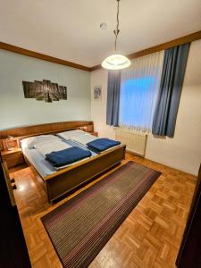 LudmannsdorfGasthaus-Gostišče-Trattoria Ogris的一间卧室设有一张床和一个大窗户