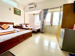 头顿Ngoc dung MoTel的一间卧室设有一张床和一间客厅。