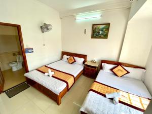 头顿Ngoc dung MoTel的酒店客房带两张床和一间浴室