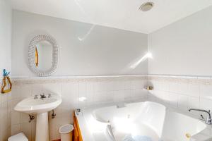 Owls HeadSerenity Now & Ever的白色的浴室设有浴缸和水槽。