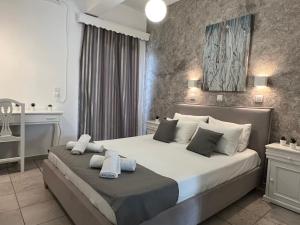 卡特瑞杜斯帕弗林纳别墅酒店的一间卧室配有一张大床和毛巾