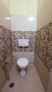 AyodhyaARJUN PAYING GUEST HOUSE的一间位于客房内的白色卫生间的浴室