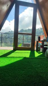 科代卡纳尔PAPATHI KUDIL的客房设有带绿草的大窗户。