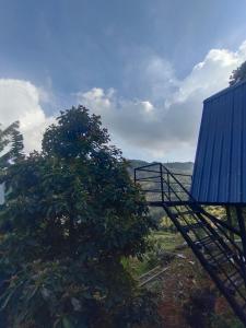 科代卡纳尔PAPATHI KUDIL的享有树木和蓝色建筑的景色