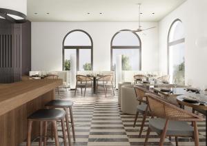 布德瓦Infinity Hotel & More的餐厅设有桌椅和窗户。