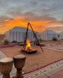 梅尔祖卡Luxury Desert Camp Merzouga的沙漠中带帐篷的火坑