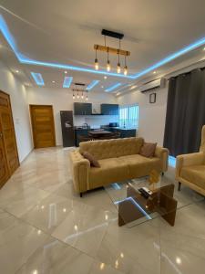 科托努Residence SIRTAK的客厅配有沙发和桌子