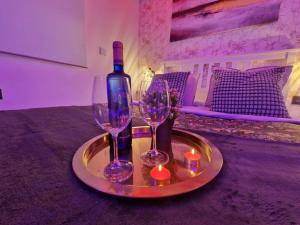 普拉多德尔雷sensual sierra love的托盘,包括两杯酒和一瓶蜡烛