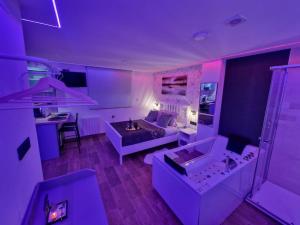 普拉多德尔雷sensual sierra love的紫色的客厅配有沙发和桌子