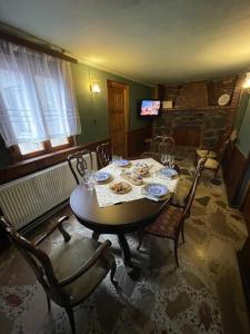 泰拉维Milorava's Guest House & Wine Cellar的一间带桌椅的用餐室