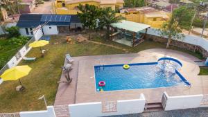 KwashiemanInviting 3-Bed House in Awoshie Accra的后院游泳池的顶部景色