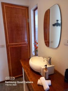 圣维森特Valerie Lodge的一间带水槽和镜子的浴室
