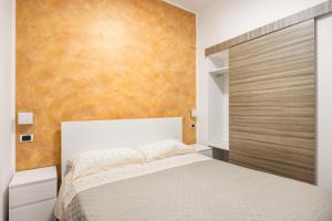 IsnelloIsnello, 25 min PianoB. & Cefalù的一间卧室设有一张带金色墙壁的大床