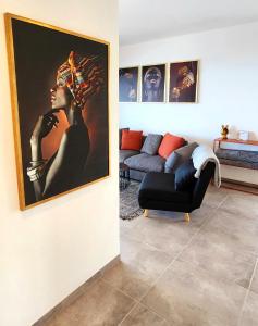 马格达拉דירת נופש נוף לכנרת的客厅配有沙发和一幅女人画