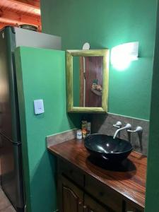 Puerto LibertadDepartamento con vista al lago的浴室设有黑色水槽和镜子