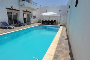 贝贾亚ILY House : Villa de plage avec piscine sans vis-à-vis.的房屋内带桌椅的游泳池