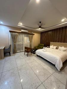班加罗尔Hotel Banyan Tree Yeshwanthpur的卧室配有一张白色大床和一张书桌