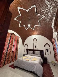 卢克索Oriental house的一间卧室设有一张带砖砌天花板的大床