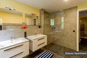锡默拉特Rurtal de luxe的一间带两个盥洗盆和淋浴的浴室