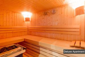 锡默拉特Rurtal de luxe的中间设有光线的木制桑拿浴室