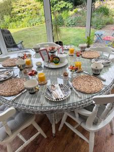 罗斯伯里斯罗普顿私人农舍住宿加早餐旅馆的桌上放着食物和橙汁