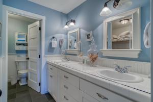 林肯市The Spindrift House的蓝色的浴室设有水槽和卫生间