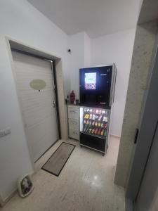 安德里亚Santa Maria Vetere的客房内的小冰箱,配有电视