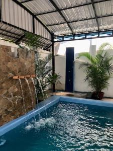 贡布Villa Garden Apart & swimming pool的一座房子里一个带喷泉的游泳池