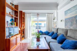 塞维利亚特里亚纳洛斯雷梅迪奥斯公寓的带沙发和电视的客厅