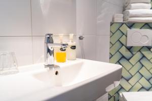 奥特罗Ontbijthotel Kruller的浴室设有白色水槽和瓶子