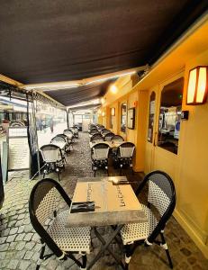 翁弗勒尔叠水瀑布 – 迷人酒店的餐厅里一排桌椅