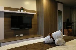 卡迪克兰VIEDA HOTEL的酒店客房设有电视和床。
