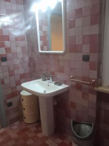 维罗纳Residenza Locatelli的一间带水槽、镜子和卫生间的浴室