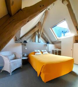 翁弗勒尔叠水瀑布 – 迷人酒店的阁楼卧室配有橙色床