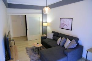 科扎尼Newly Renovated Central 2 Bedroom Apartment in Kozani的客厅配有沙发和桌子