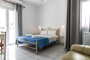 阿波罗尼亚V-rooms in Milos Cyclades的一间卧室配有一张带蓝色毯子的床
