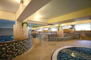 礁溪香槟温泉大饭店的酒店大堂设有两个游泳池和楼梯