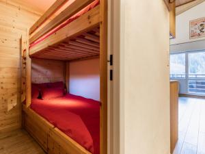 拉克吕萨Appartement La Clusaz, 3 pièces, 6 personnes - FR-1-304-267的小木屋内一间卧室(带双层床)