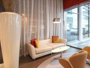 迪拜宜必思中央一号酒店 - 迪拜世界贸易中心的客厅配有白色沙发和窗户