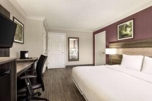 圣安东尼奥圣安东尼奥拉克兰拉昆塔酒店的配有一张床和一张书桌的酒店客房