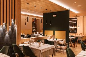 圣马蒂诺-迪卡斯特罗扎贝尔韦德雷酒店的一间带桌椅的用餐室和一间餐厅