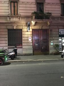 米兰The House of Dandelions - Duomo in 15min by metro M3的停在大楼前的摩托车
