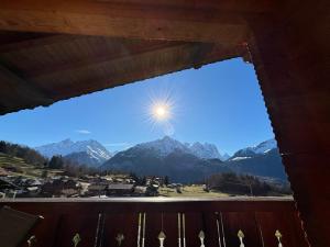 哈斯利伯格Ferienwohnung im Chalet Bergruh - Hasliberg Reuti的从小屋的窗户可欣赏到山景