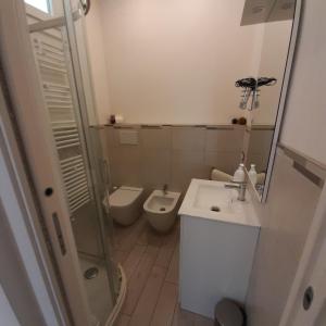 奥梅尼亚La CasaLina的浴室配有卫生间、盥洗盆和淋浴。